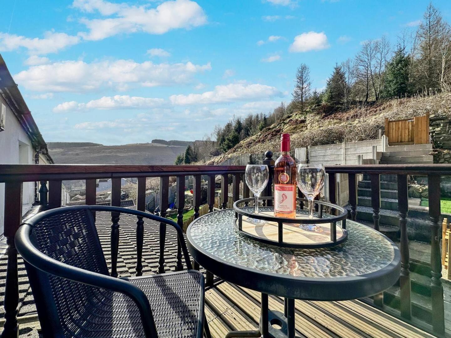 3 Bed Home In Tonypandy With Balcony View Room Llwynypia Exterior photo