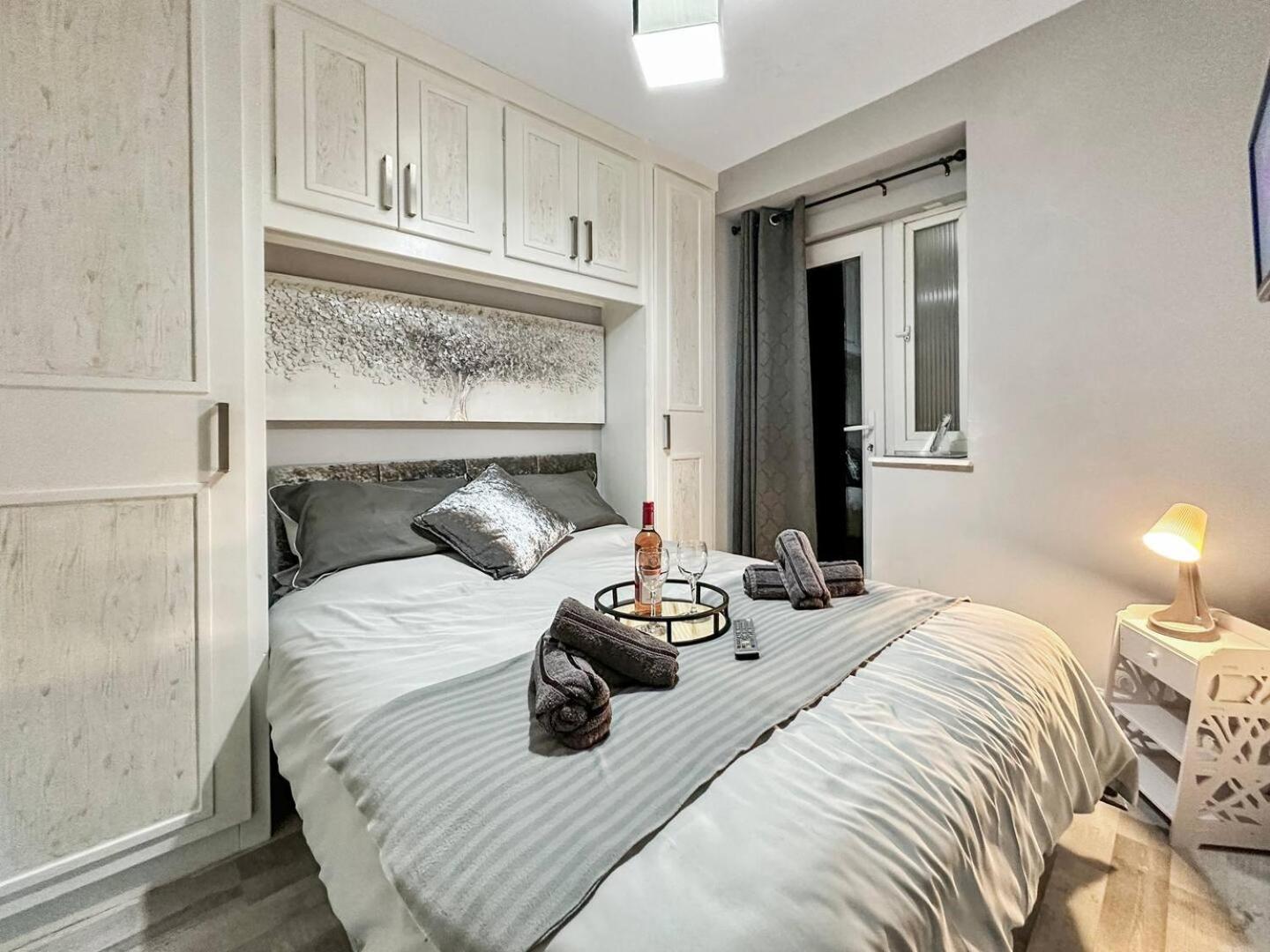 3 Bed Home In Tonypandy With Balcony View Room Llwynypia Exterior photo