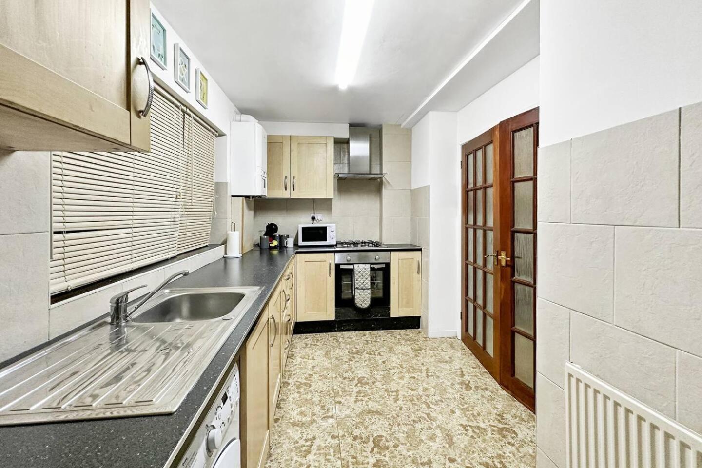 3 Bed Home In Tonypandy With Balcony View Room Llwynypia Exterior photo