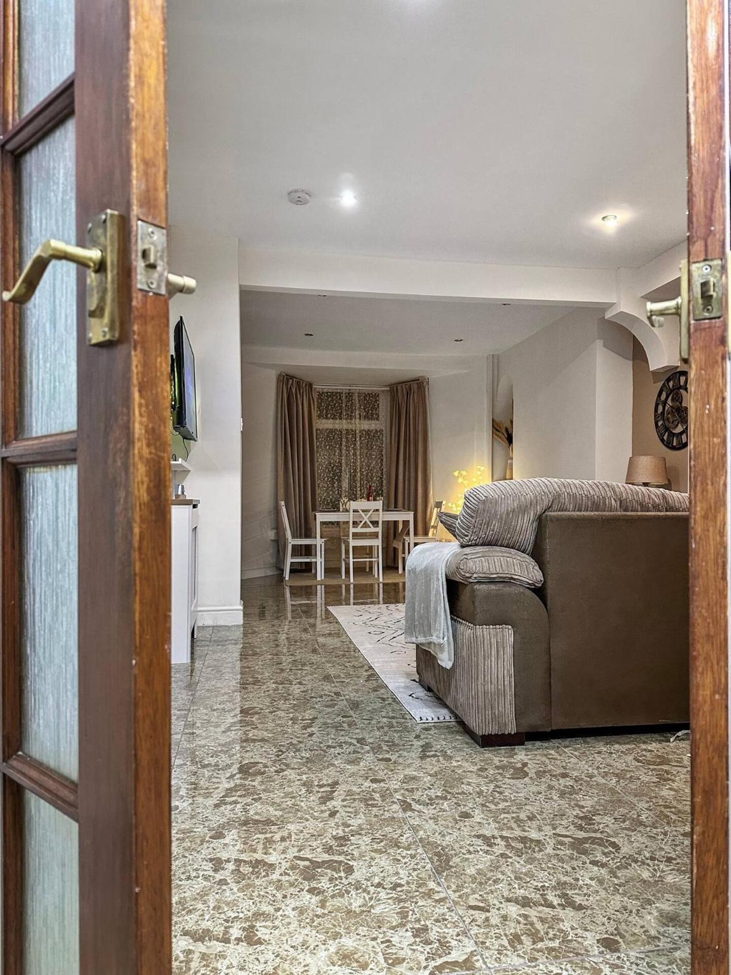 3 Bed Home In Tonypandy With Balcony View Room Llwynypia Exterior photo
