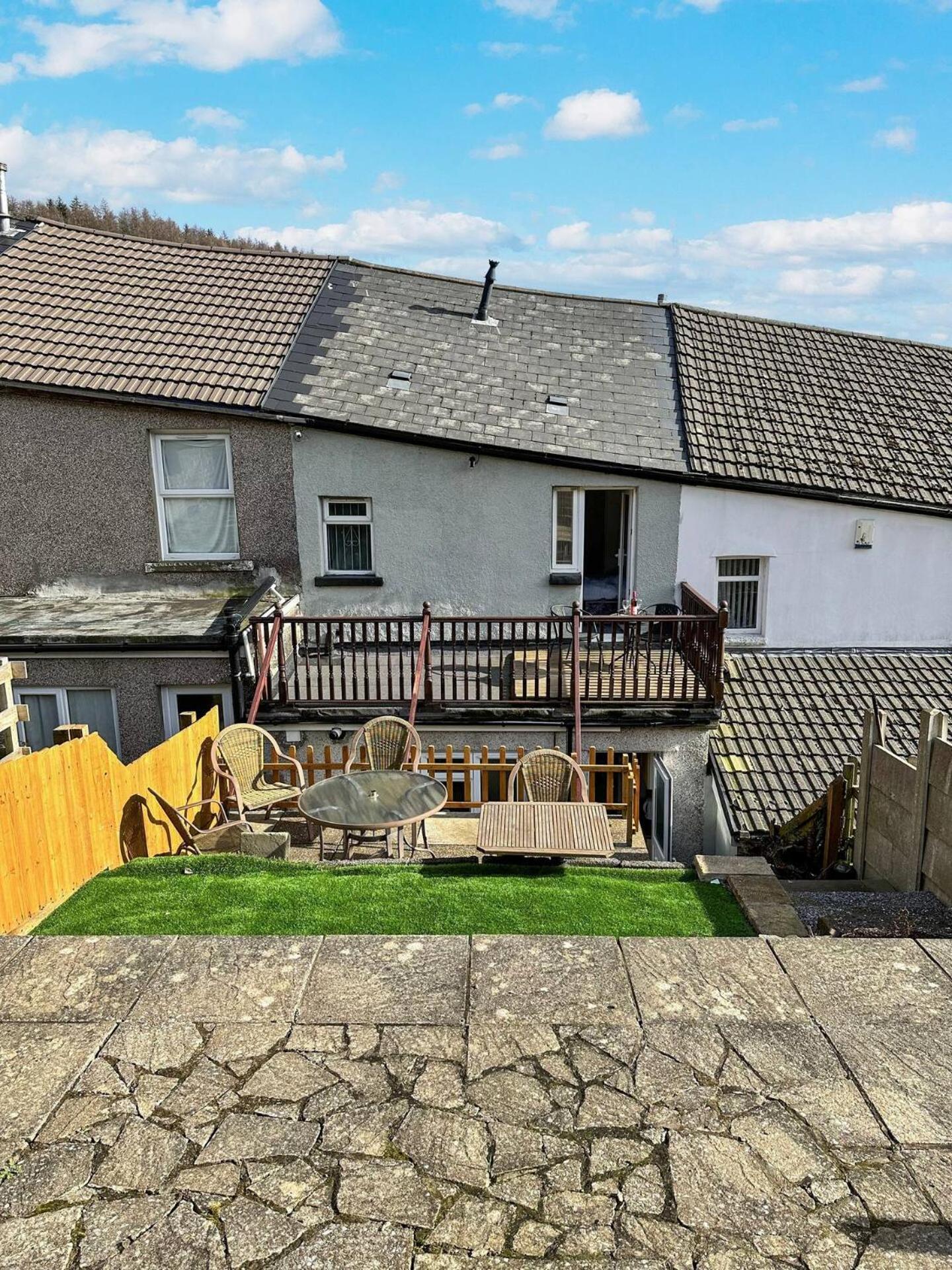 3 Bed Home In Tonypandy With Balcony View Room Llwynypia Exterior photo