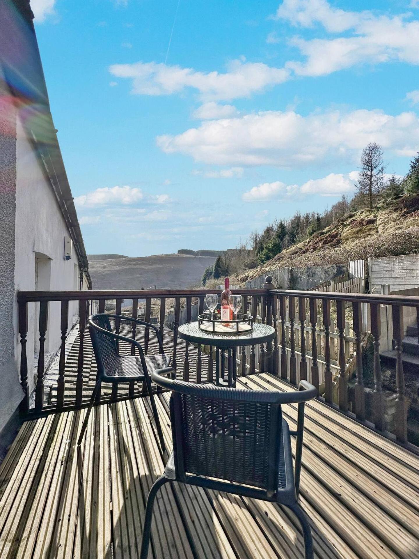 3 Bed Home In Tonypandy With Balcony View Room Llwynypia Exterior photo